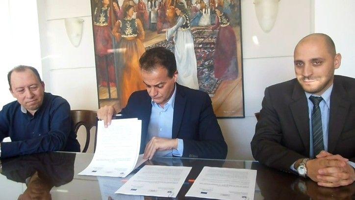 Ο Θοδωρος Καρυπίδης υπογράφει την σύμβαση αναμεσα απο τον αντιπεριφερειαχη Σ Αδαμόπουλο κια τον εκπρόσωπο της αναδόχου εταιρίας 