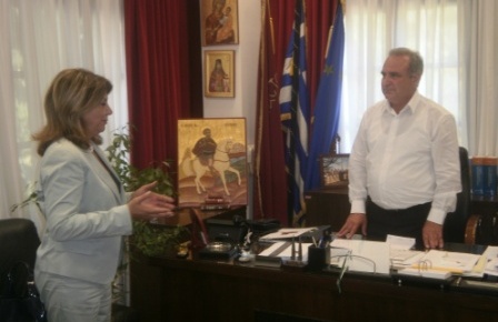 Η γενική γραμματέας με τον Δήμαρχο Καστοριάς