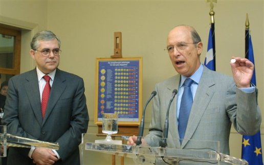 Ο Κ. Σημίτης το 2002 κρατά στο χέρι του το ευρω