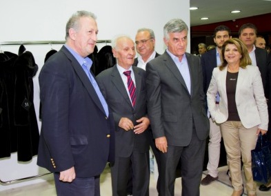 ο υπουργός Αγροτικής ανάπτυξης Κ. Σκανδαλίδης με τον πρόεδρο του συνδ. Γουνοποιών κ. Καλλισθένη και τον πρόεδρο της βουλης Φ. Πετσαλνικο και την γεν. γραμ. Αποκεντρωμενης διοικησης κ. Δ. Μπάστα