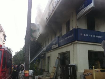 οι πυροσβέστες επιχειρουν ωστε να μην επεκταθει η φωτιά στο κάτω οροφο του κτιριου