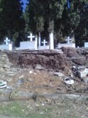 Η πεσμένη μάντρα στο νεκροταφείο Κοζάνης