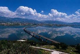 Αποψη της λίμνης και της γέφυρας απο το χωριό Νεράϊδα