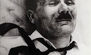 Η φρίκη των βασανιστηρίων τα οποία υπέστη, αποτυπώνονται στο πρόσωπο του Τσαρουχά