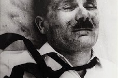 Η φρίκη των βασανιστηρίων τα οποία υπέστη, αποτυπώνονται στο πρόσωπο του Τσαρουχά