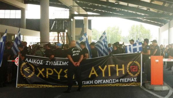 Η Χρυσή Αυγή υποκατάστησε το κράτος στους Ευζώνους και την Νίκη. Εικόνες που ντροπιάζουν τη χώρα και τους θεσμούς (βίντεο)