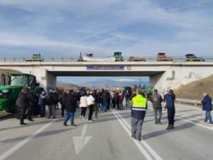 Αγροτικά μπλόκα Δυτ. Μακεδονίας: Ολιγόωροι αποκλεισμοί στην Εγνατία οδό, στον τελωνείο Καστοριάς και στον Φιλώτα Φλώρινας