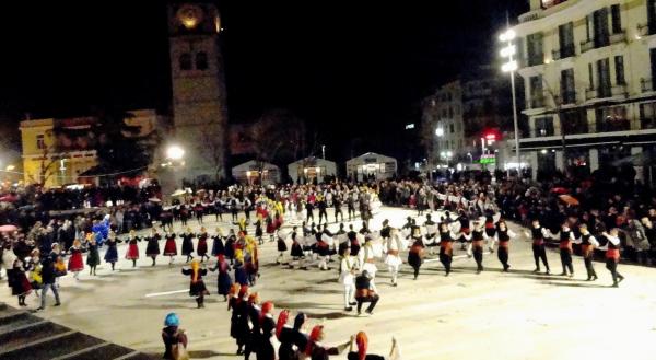 Υπό βροχή η έναρξη χορευτικών τμημάτων του Τσιαρτσιαμπά στην κεντρική πλατεία(video-photo)