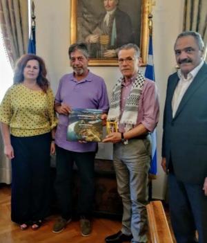 Ο δήμαρχος Κοζάνης φωτογραφήθηκε φορώντας το παραδοσιακό μαντίλι της Παλαιστίνης