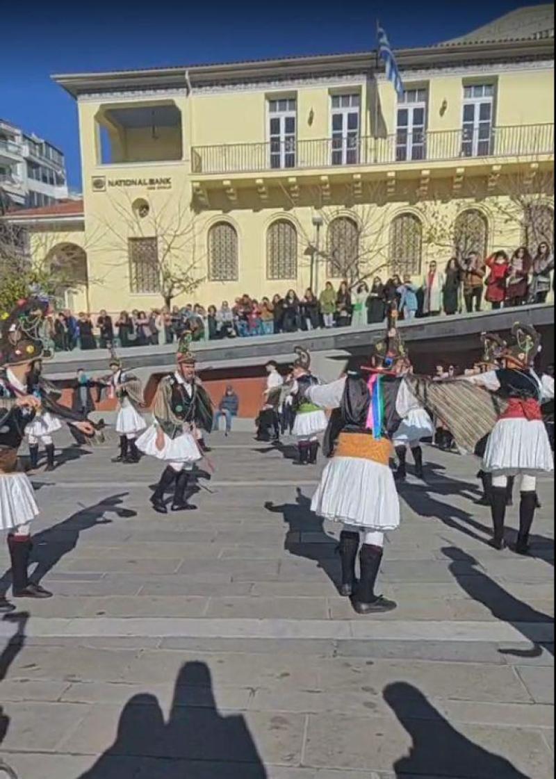 Χορευτικοί θίασοι των Μωμόγερων στην πλατεία Νίκης στην Κοζάνη