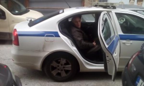 Ο δημοσιογράφος Δημήτρης Ιατρίδης οδηγείται στο περιπολικό της αστυνομίας