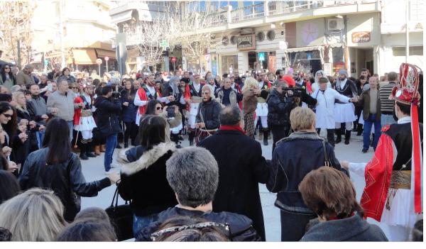 Οι Μωμόγεροι αναβίωσαν το έθιμο ‘Μωμοέρια- Κοτσαμάνια’ στην κεντρική πλατεία της Κοζάνης  (video-photo)