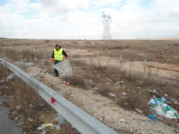 Καθαρισμός χώρων στάθμευσης στον κάθετο άξονα Εγνατίας οδού Κοζάνης-Πτολεμαΐδας (φωτογραφίες)