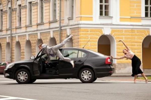 Χορευτές μπαλέτου φωτογραφίζονται στους δρόμους της Αγίας Πετρούπολης