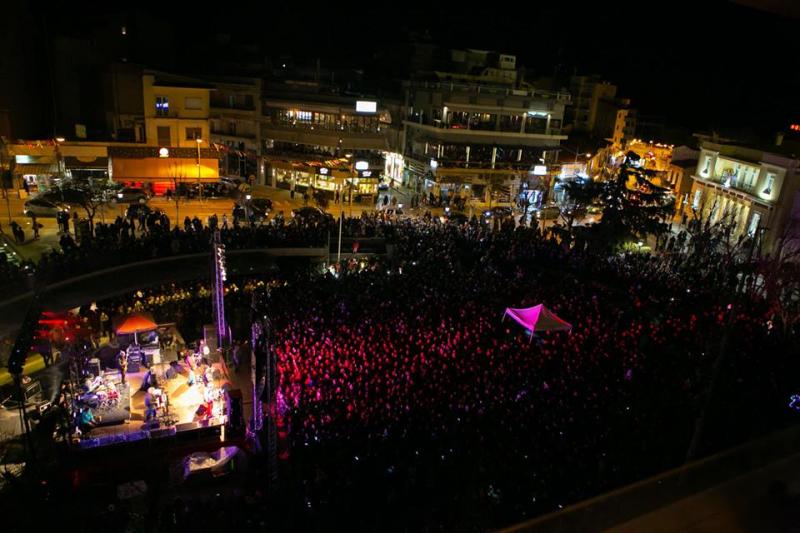 &quot;Βούλιαξε&quot; η πλατεία της Κοζάνης απο τον κόσμο στην συναυλία των Locomondo (φωτο)