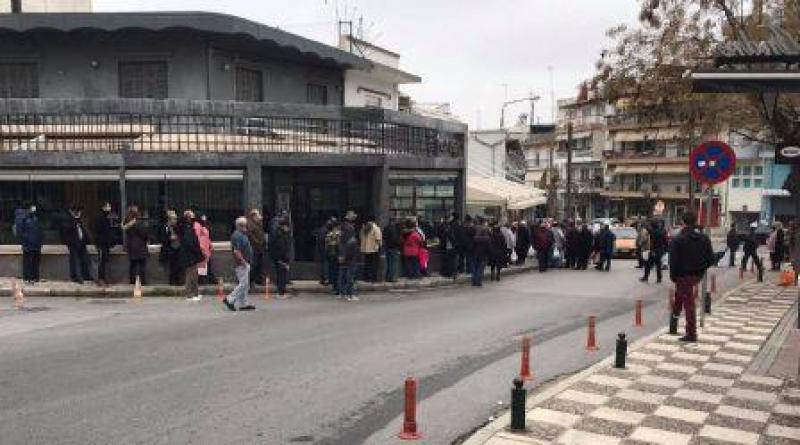 Ουρά δεκάδων μέτρων έξω από κατάστημα που μοιράζει δωρεάν φαγητό στη δυτική Θεσσαλονίκη