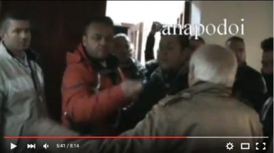 Προπηλακισμοί σε συγκέντρωση του ΣΥΡΙΖΑ στο Αμύνταιο. Αγρότες εισέβαλαν στην εκδήλωση και ήρθαν στα χέρια με τους συγκεντρωμένους (βιντεο)