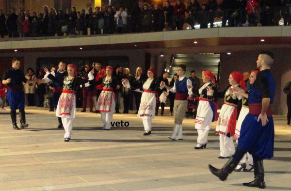 Ο σύλλογος Κρητών Ν. Κοζάνης ‘Η Μεγαλόνησος’ εντυπωσίασε με την παρουσία του στην κεντρική πλατεία(photo -video)