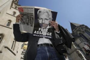 Τζούλιαν Ασάνζ: Ο ιδρυτής του WikiLeaks που τάραξε γερά κυβερνήσεις, ΜΜΕ και κοινή γνώμη τα τελευταία 14 χρόνια