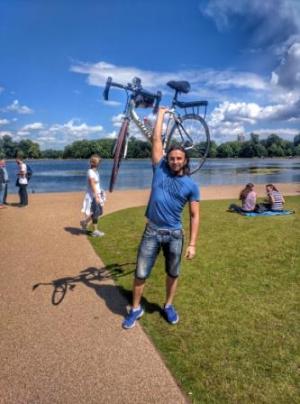 Κοζάνη: Λονδίνο- Μπολόνια με ...ποδήλατο. Ένας 36χρονος φυσικός από την Κοζάνη διένυσε την «καρδιά» της Ευρώπης πάνω σε δύο ρόδες