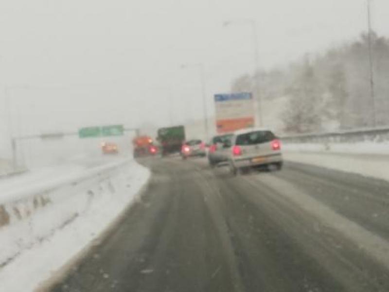 Προβλήματα στην κίνηση των οχημάτων λόγω χιονιού στο επαρχιακό δίκτυο - Πού χρειάζονται αλυσίδες
