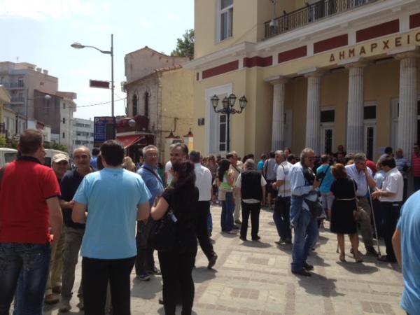 ΟΙ συγκεντρωμένοι εργαζόμενοι έξω απο το Δημαρχείο Κοζάνης