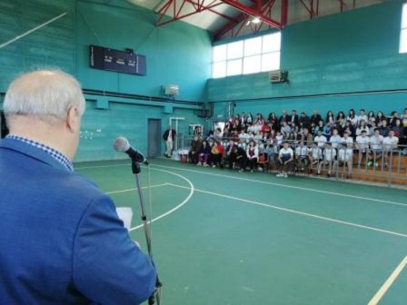 ο δήμαρχος Παναγιώτης Πασχαλίδης καλωσορίζει τους μαθητές της Πρέσπας