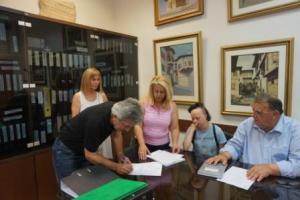 H απονομή υποτροφίας στην φοιτήτρια με σύνδρομο down Μαρία Νίτσα από τον Δήμαρχο Καστοριάς Aνέστη Αγγελή