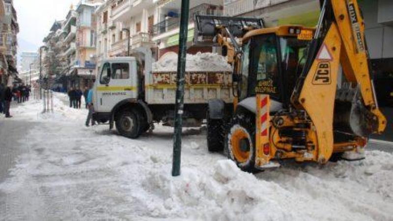 Απομάκρυναν με φορτηγά το χιόνι απο το κέντρο της Φλώρινας