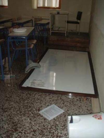 Ο διαδραστικός πίνακας κατεστραμένος στο πάτωμα της αιθουσας