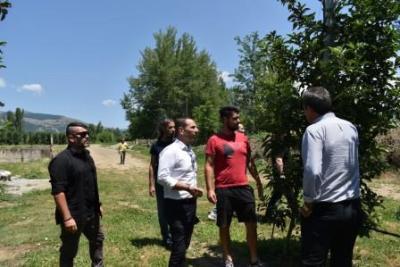 Στις πληγείσες από το χαλάζι μηλοκαλλιέργειες ο Δήμαρχος Καστοριάς