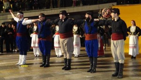Κρητικοί χοροί στην κεντρική πλατεία Κοζάνης(Video-photo)