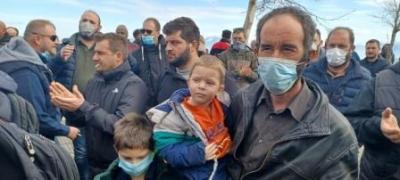 Αγρότες με τα τρακτέρ τους απέκλεισαν συμβολικά το κτίριο της Περιφέρειας Δυτ Μακεδονίας