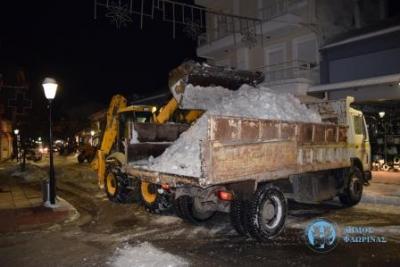 Με σκαπτικά μηχανήματα και φορτηγά καθαρίζουν το χιόνι στη πόλη της Φλώρινας
