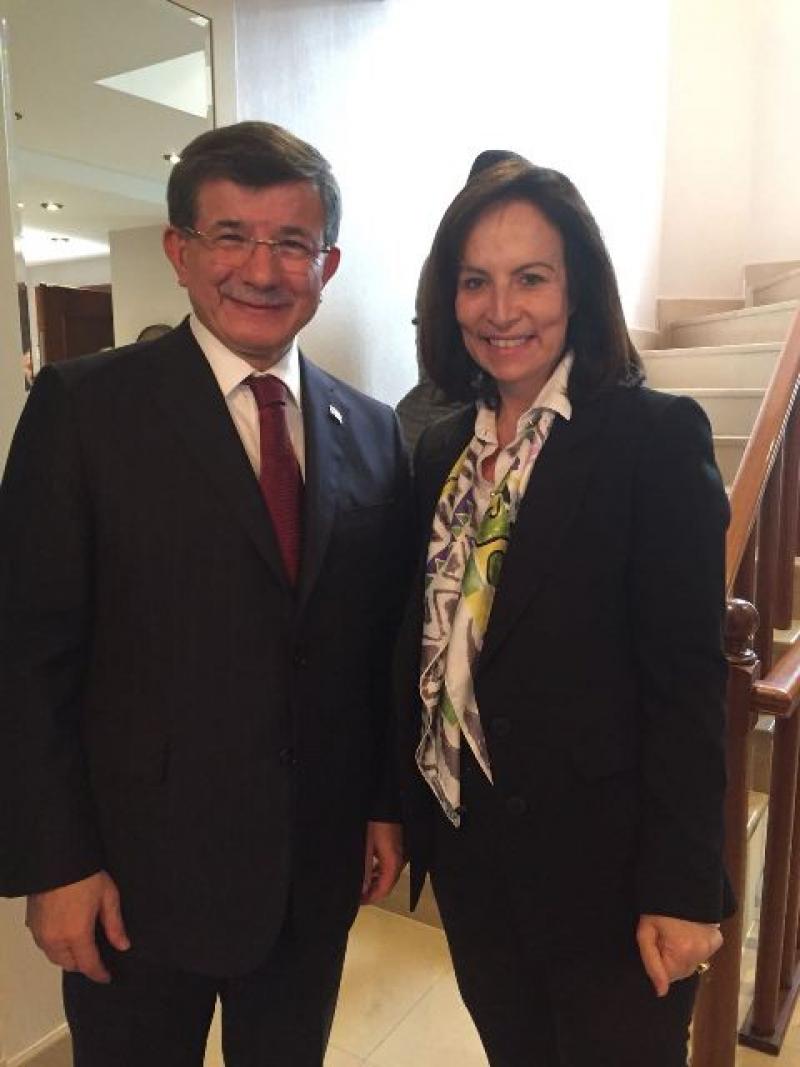 Η πρόεδρος του Δικτύου Αννα Διαμαντοπούλου με τον πρώην Πρωθυπουργό Αχμέτ Νταβούτογλου 