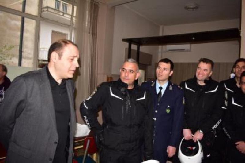 Δώρισε εξοπλισμό για τις ανάγκες των Ομάδων Δίκυκλης Αστυνόμευσης της Διεύθυνσης Αστυνομίας Καστοριάς