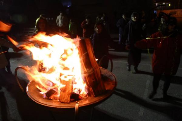 Το έθιμο της Κοζανίτικης Αποκριάς αναβίωσε στον δήμο Καλαμαριάς την Τσικνοπέμπτη (photo)