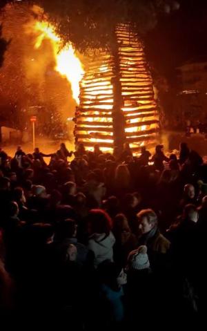 Χριστουγεννιάτικη ατμόσφαιρα στην δυτ. Μακεδονία: Άναψαν φωτιές στις γειτονιές