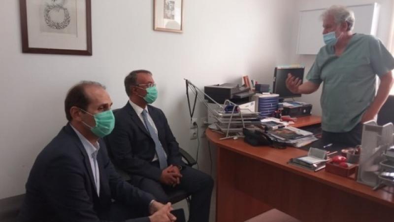 Επίσκεψη Σταϊκούρα στο Παπανικολάου, ενημερώθηκε για την κατάσταση της υγείας των τραυματιών από την επίθεση στη ΔΟΥ Κοζάνης