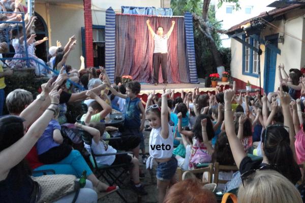 Φωτογραφίες και βίντεο από την παράσταση κουκλοθέατρου «Ζητούνται... ατρόμητοι πειρατές!» στο στέκι του Φιλοπρόοδου