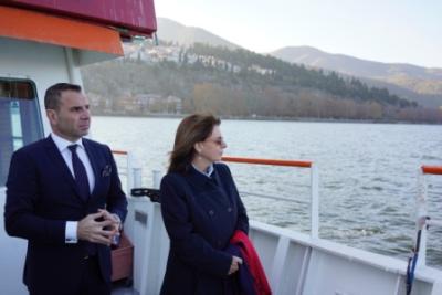 Βόλτα στην λίμνη Καστοριάς με το σκάφος «Ολυμπία» πραγματοποίησε η Πρόεδρος της Δημοκρατίας