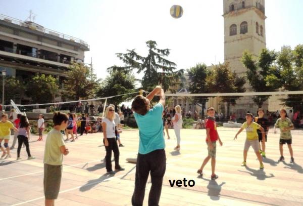 Φιλικός αγώνας volley μεταξύ δημοτικών σχολείων στην κεντρική πλατεία Κοζάνης(Video photo)