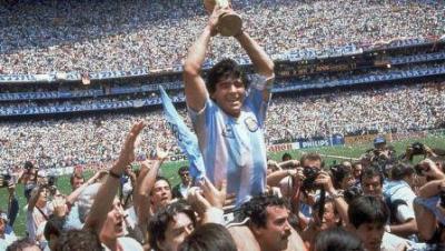 Θλίψη στο παγκόσμιο ποδόσφαιρο. Ο σπουδαίος Ντιέγκο Μαραντόνα πέθανε σε ηλικία 60 ετών