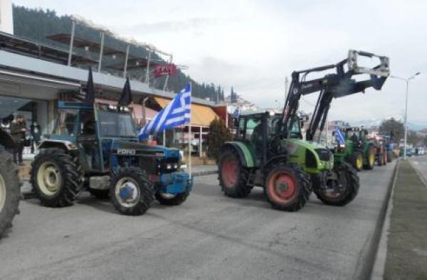 Καστοριά: Αγρότες παρέδωσαν τα κλειδιά των τρακτέρ στο διευθυντή της ΔΟΥ
