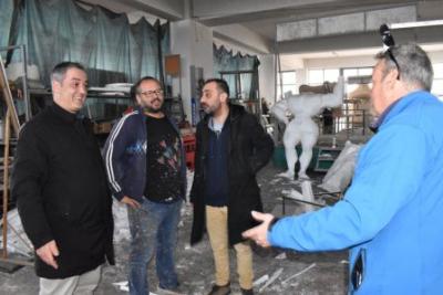 Τους εργαζόμενους των αποκριάτικων αρμάτων επισκέφθηκε ο Δήμαρχος Κοζάνης