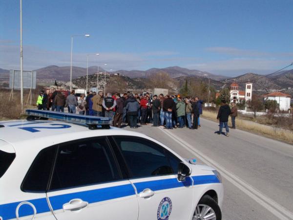 Απέκλεισαν συμβολικά την γέφυρα Σερβίων οι αγρότες της Κοζάνης (φωτο - βιντε)