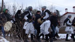 Η ομαδα των Μωμόπγερων του Πολιτιστικου Συλλόγου Πρωτοχωρίου (φωτο Σ Κουταβας)