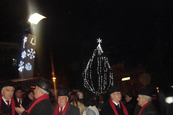 Ο δήμαρχος Εορδαίας Σ.Ζαμανίδης έδωσε το σύνθημα για τη φωταγώγηση του χριστουγεννιάτικου δέντρου