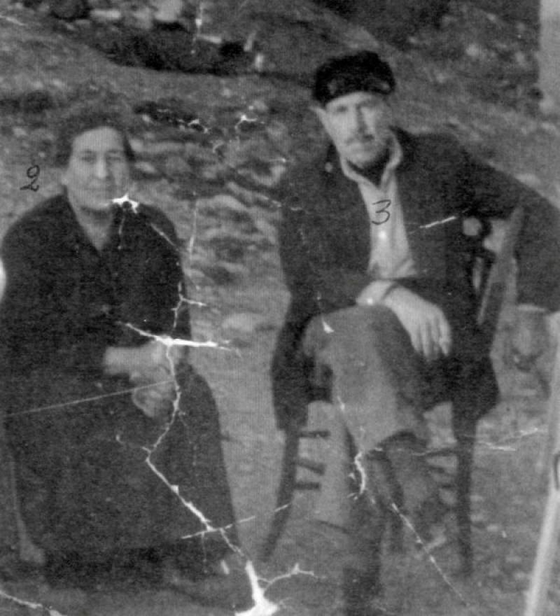 Η Κατίνα Kογκαλίδου με τον αδελφό της τον Δημητρό Φρατζεσκάκη στην αυλή του προσφυγικού σπιτιού στο Γηροκομειό Πάτρας το 1953 ( φωτο οικογενειακου Αρχειου)