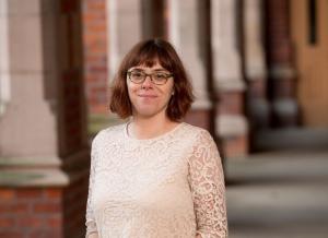  Η Ελοντί Φάμπρ, λέκτορας στη Σχολή Ιστορίας, Ανθρωπολογίας, Φιλοσοφίας και Πολιτικής στο Queen’s University Belfast.
